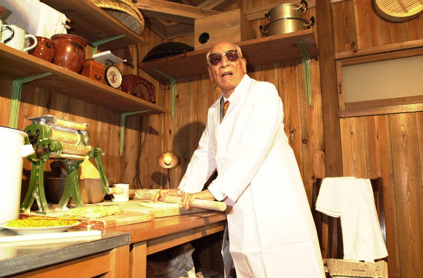 Ông Momofuku Ando được xem là cha đẻ của món mì ăn liền - Ảnh: Mainichi