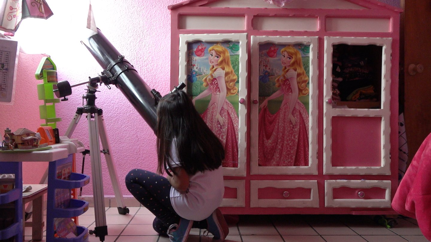 Cô bé Adhara có một niềm đam mê đặc biệt với ngành thiên văn học - Ảnh: Juan Vicente Manrique/Infobae