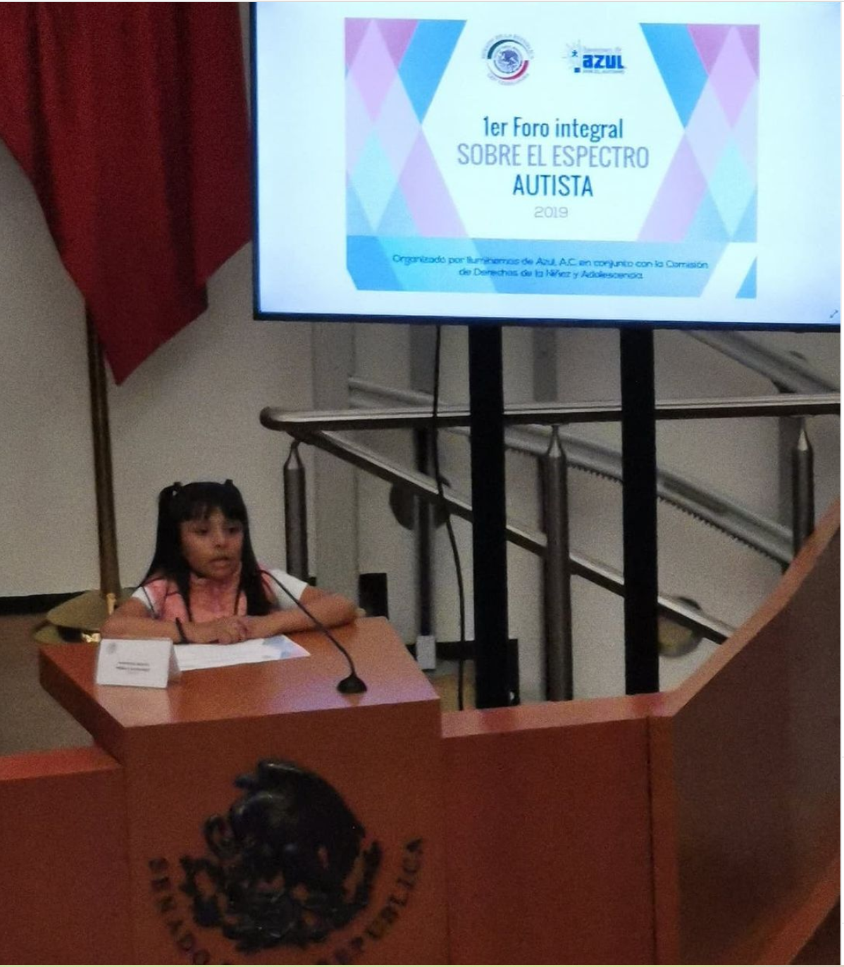 Cô bé Adhara được mời đến phát biểu tại một hội nghị về trẻ tự kỷ được tổ chức năm 2019 - Ảnh: Instagram nhân vật