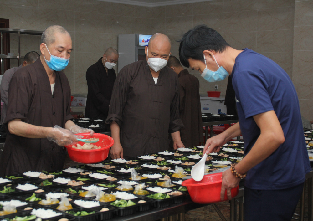 Bếp ăn Chùa Vĩnh Nghiêm chuẩn bị khoảng 10.000 suất ăn mỗi ngày cung cấp cho các bệnh viện dã chiến trên địa bàn TPHCM.