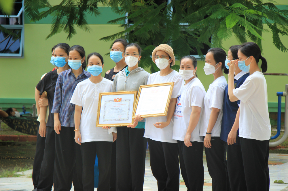 Các nữ tu đã hoàn thành đợt tình nguyện của mình nhận bằng khen từ Ủy ban MTTQ Việt Nam TPHCM.