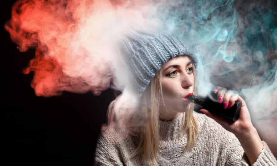 Các chuyên gia y tế lo ngại các kỹ thuật tiếp thị hoàn toàn không phù hợp có thể thu hút những người dưới 18 tuổi sa vào thói quen hút thuốc - Ảnh: Alamy