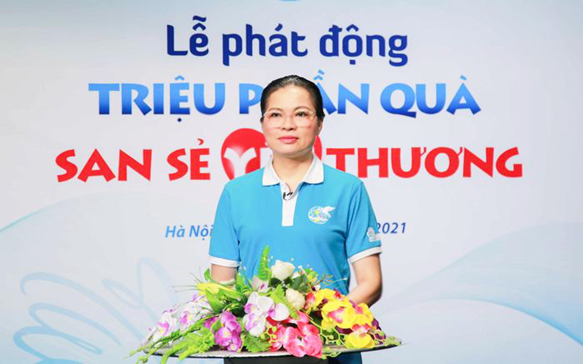 Bà Hà Thị Nga - Chủ tịch Hội LHPN Việt Nam - phát động chương trình 