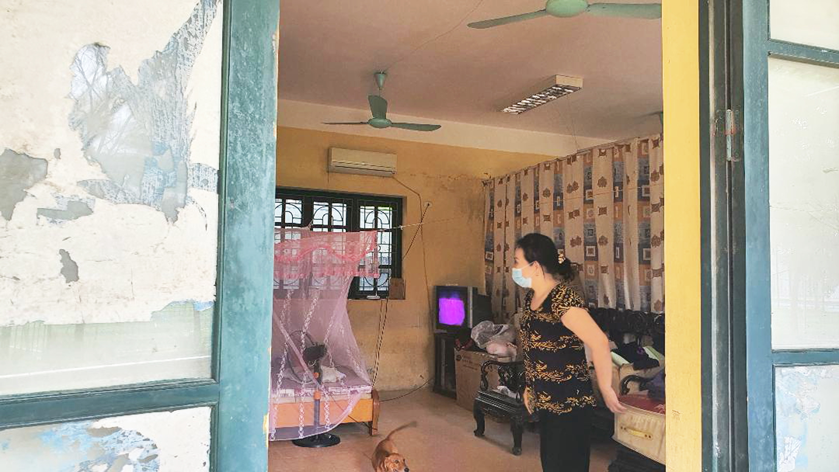 Từ năm 2013, gia đình bà Ngô Thị Anh Thư buộc lòng phải “chiếm dụng” ba phòng học trong Trường THPT dân lập Phương Nam để làm nơi ăn ở, sinh hoạt nhằm gây áp lực để đòi lại tiền