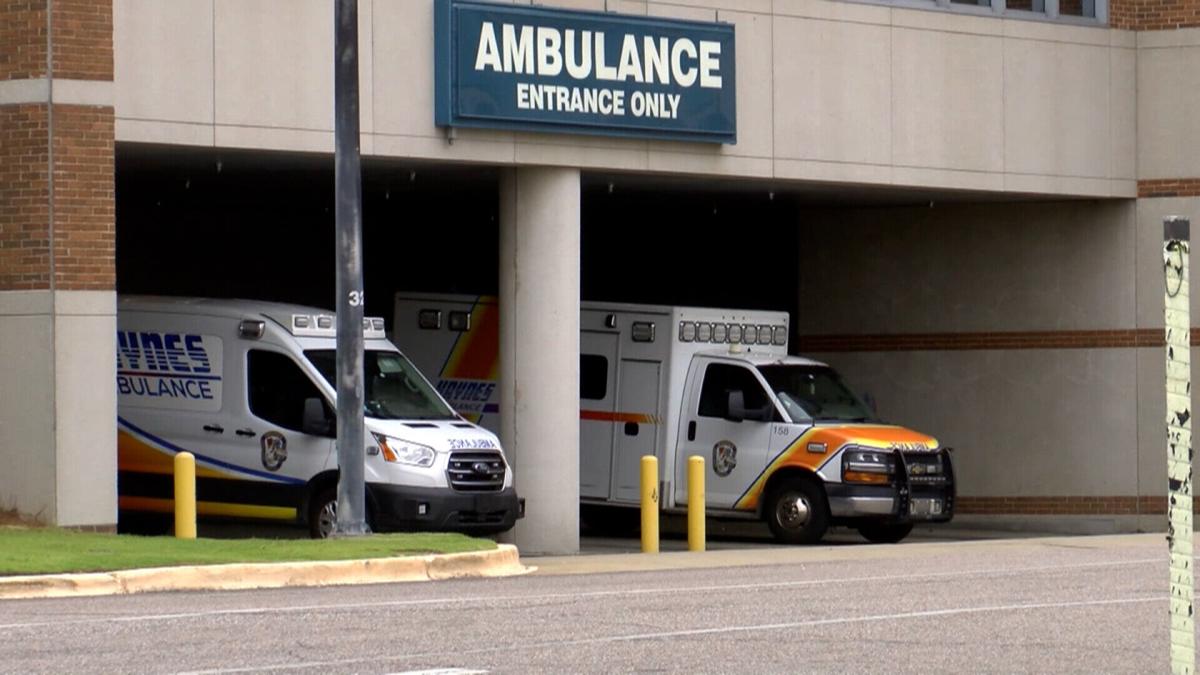 Xe cứu thương bên ngoài bệnh viện Montgomery, Alabama