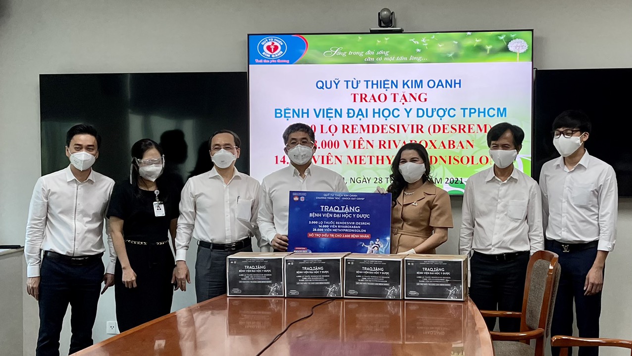 Bà Kim Oanh tặng thuốc cho Bệnh viện Đại học Y Dược TPHCM - Ảnh: Kim Oanh Group