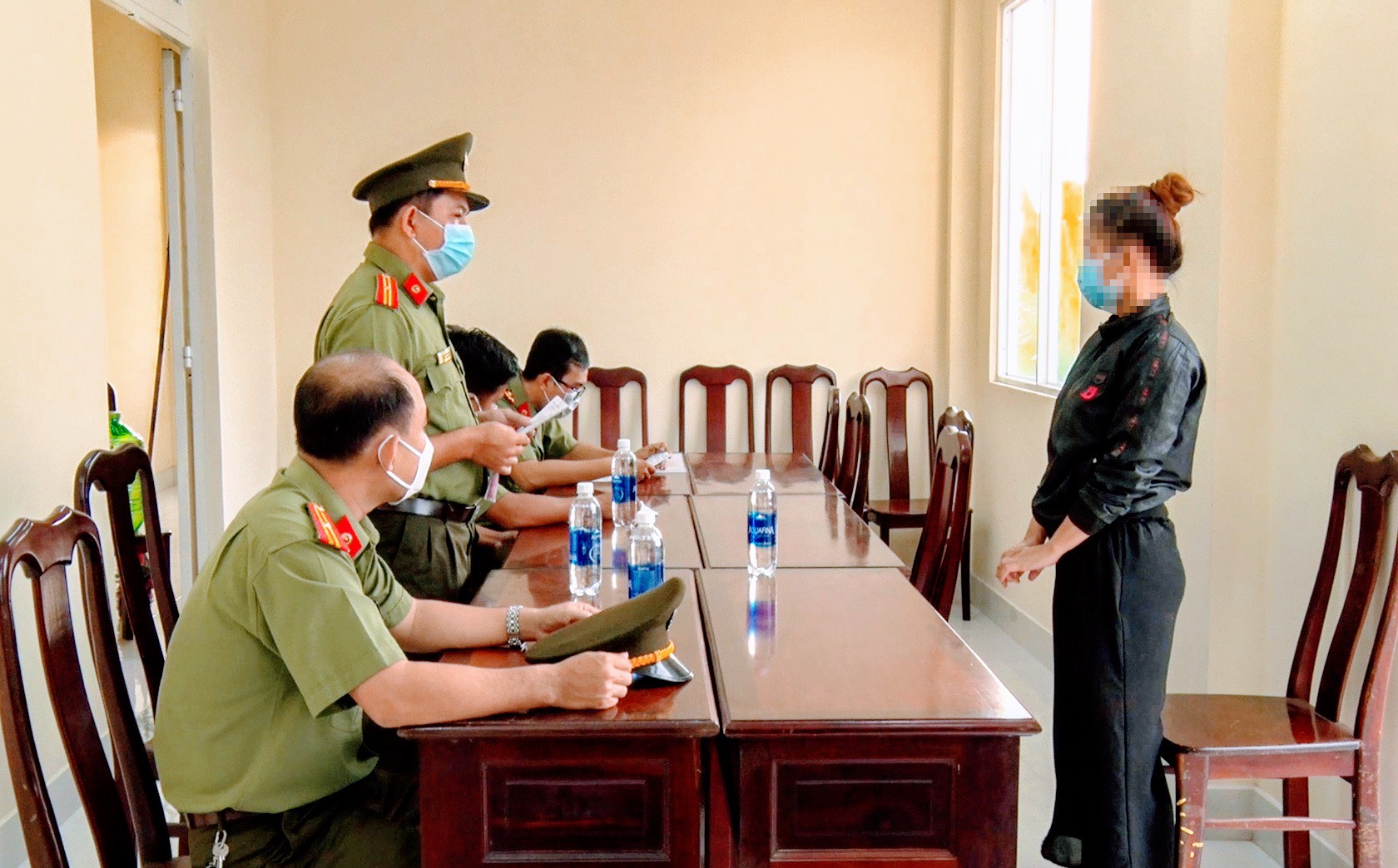 Công an huyện Phong Điền tống đạt quyết định xử phạt vi phạm hành chính cho N.T.N.Q.