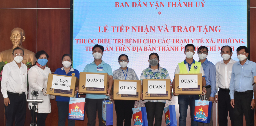 Ban Dân vận Thành ủy TPHCM đã tiếp nhận và trao tặng 10.320 túi thuốc điều trị bệnh trị giá hơn 1,5 tỷ đồng cho các trạm y tế xã, phường, thị trấn trên địa bàn TPHCM