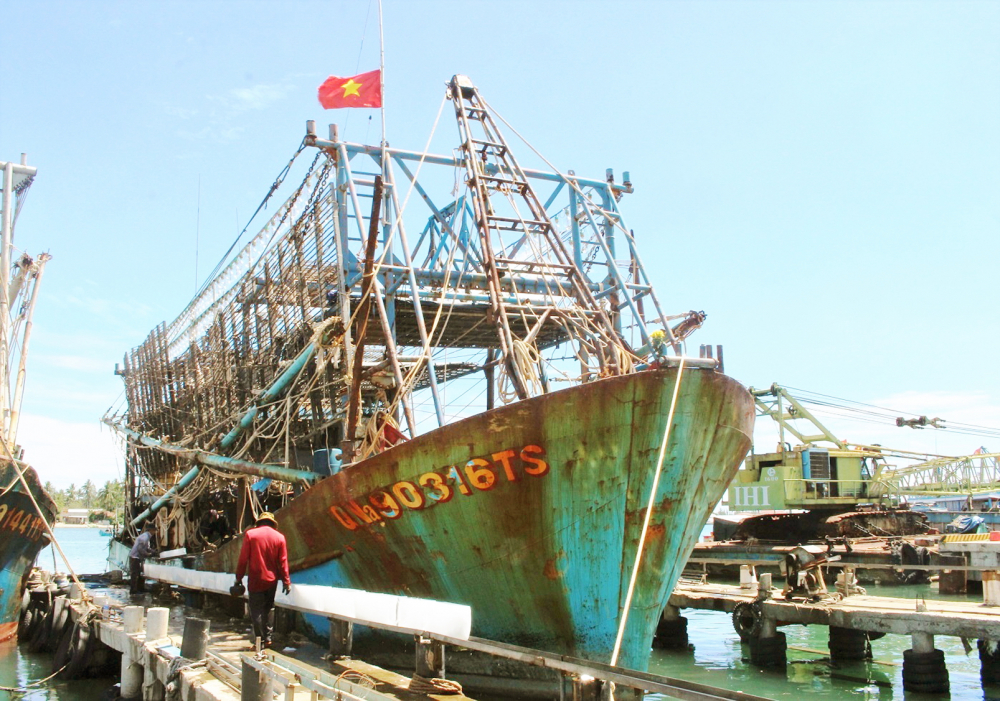 Do ảnh hưởng của dịch bệnh, nhiều tàu đánh bắt cá  ở khu vực miền Trung  không ra khơi đánh bắt