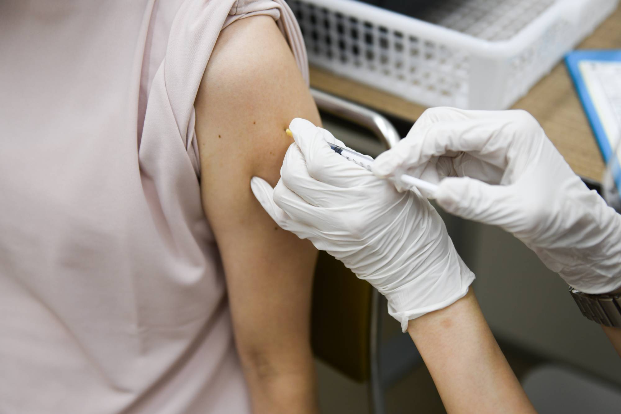 Một nhân viên y tế tiêm một liều vắc-xin Moderna Inc. COVID-19 ở thành phố Saitama vào tuần trướ