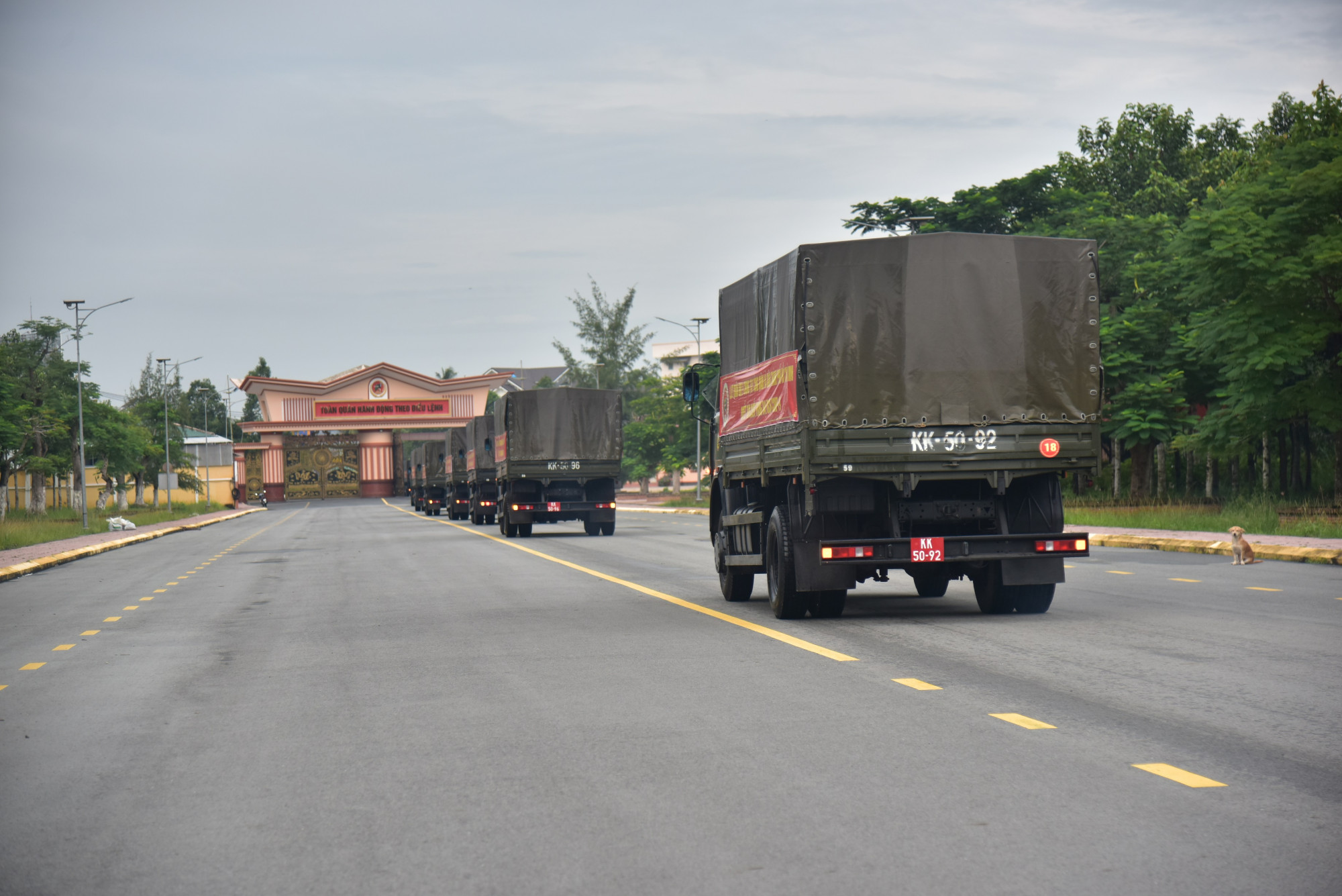 Đoàn xe chở nông sản và hàng thiết yếu xuất phát lên đường đến TPHCM