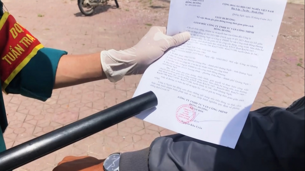 Lực lượng công vụ nhắc nhở người dân sử dụng mẫu giấy đi đường không đúng quy định