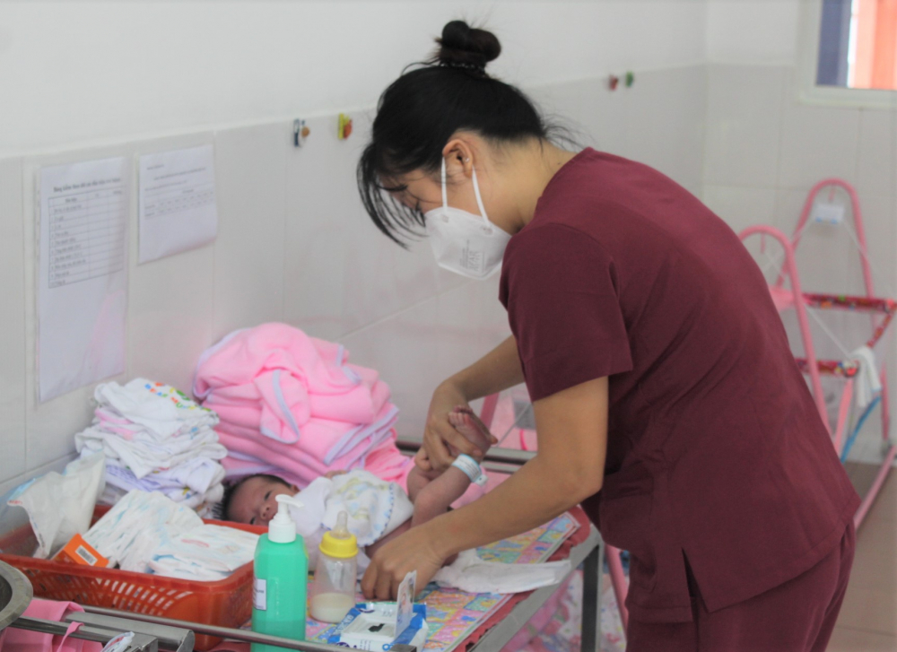 Các tình nguyện viên được tập huấn các kỹ năng chăm sóc trẻ sơ sinh rất kỹ.