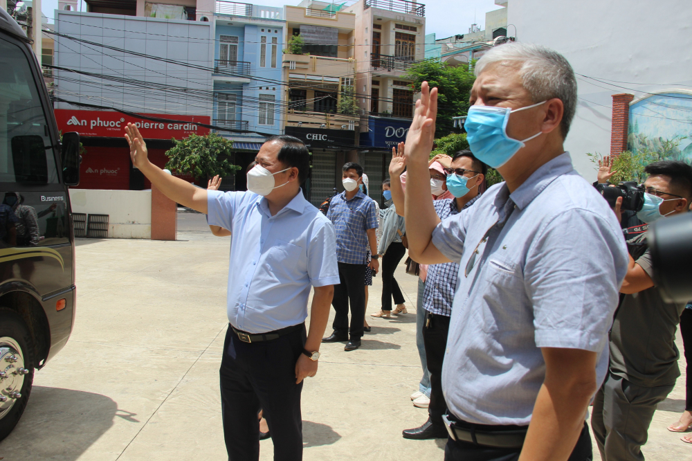 Chủ tịch UBND tỉnh Bình Định Nguyễn Phi Long (đầu tiên) và Giám đốc Sở Y tế Lê Quang Hùng tiễn đoàn công tác