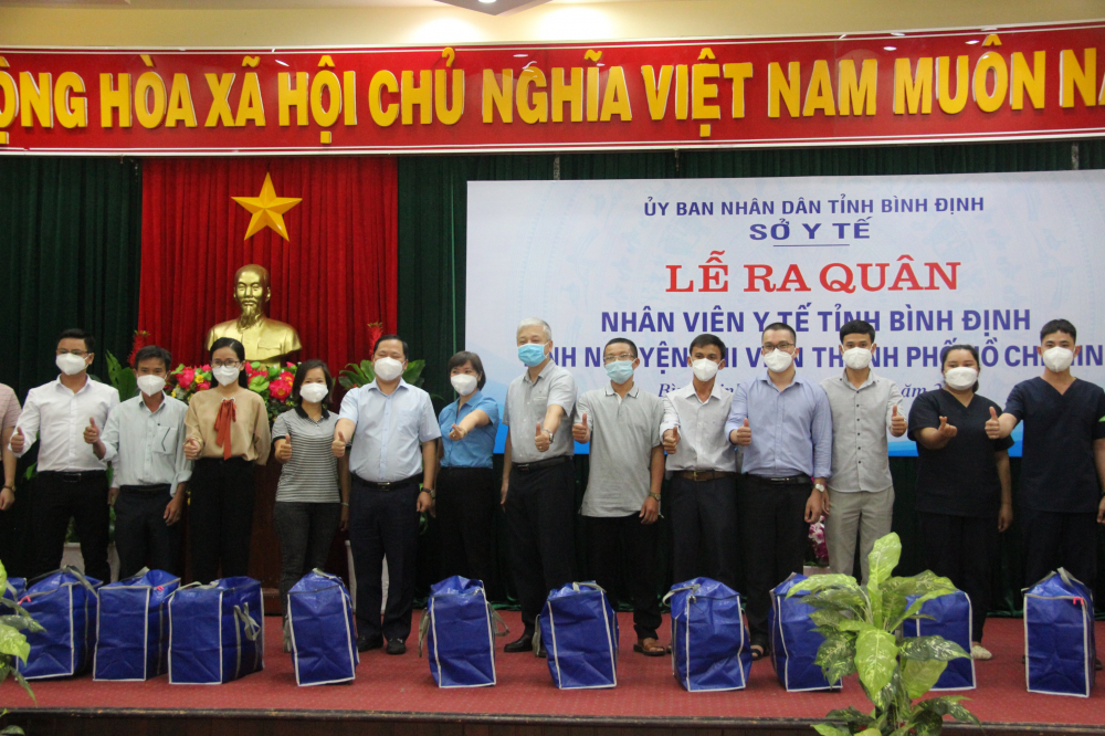 Tỉnh Bình Định tổ chức lễ ra quân tiễn đoàn công tác vào hỗ trợ TPHCM chống dịch COVID-19