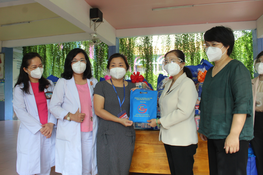 Chủ tịch HĐND TPHCM Nguyễn Thị Lệ trao tặng 256 phần quà cho lực lượng công tác tại Trung tâm H.O.P.E.