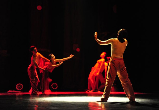 Nhà hát Nhạc vũ kịch Việt Nam mang đến trích đoạn múa Mùa đom đóm.