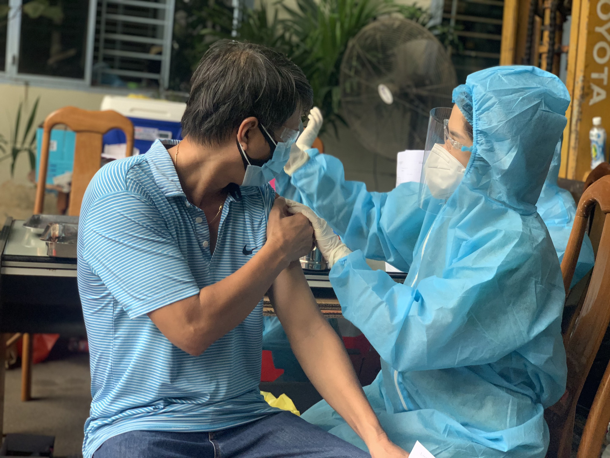 Tiêm vắc xin cho người dân tại TP. Biên Hoà