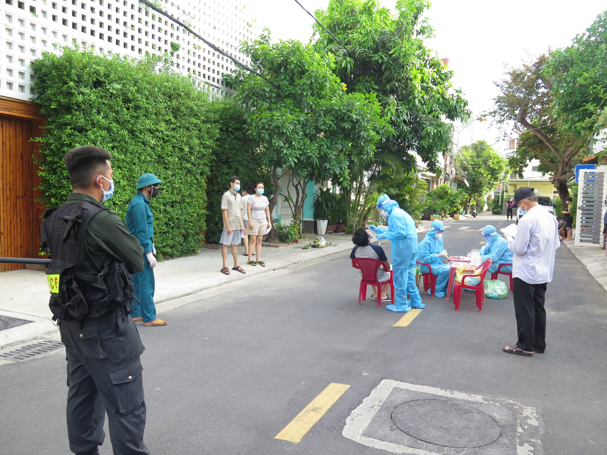 Lực lượng y tế lấy mẫu tầm soát cộng đồng cho người dân TP. Nha Trang