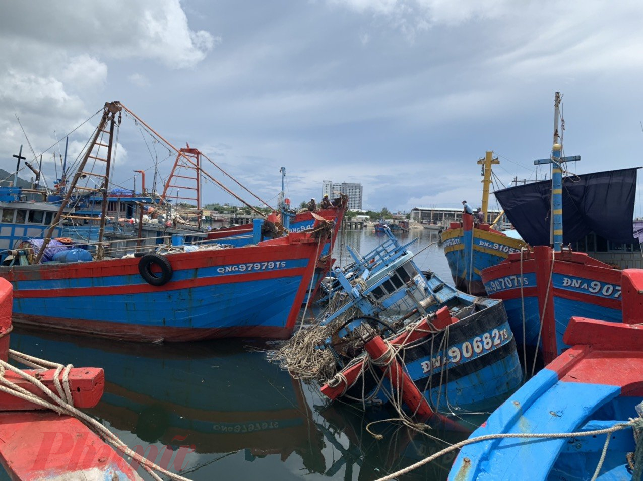 Nhiều tàu trong cảng cá Thọ Quang bị chìm do quy định cấp thẻ ra tàu trông nom theo ngày