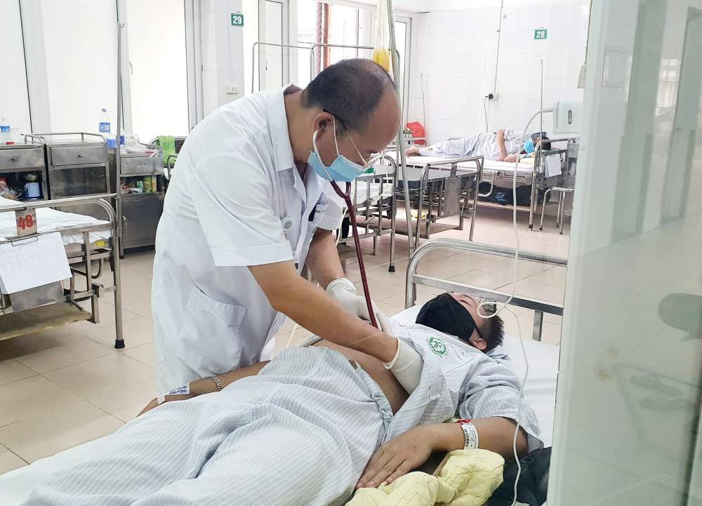Sốt cao, đau đầu, anh T. (37 tuổi, Hà Nội) tưởng mình bị phản ứng sau tiêm vắc xin COVID-19. Đến bệnh viện, anh được phát hiện mắc sốt xuất huyết.