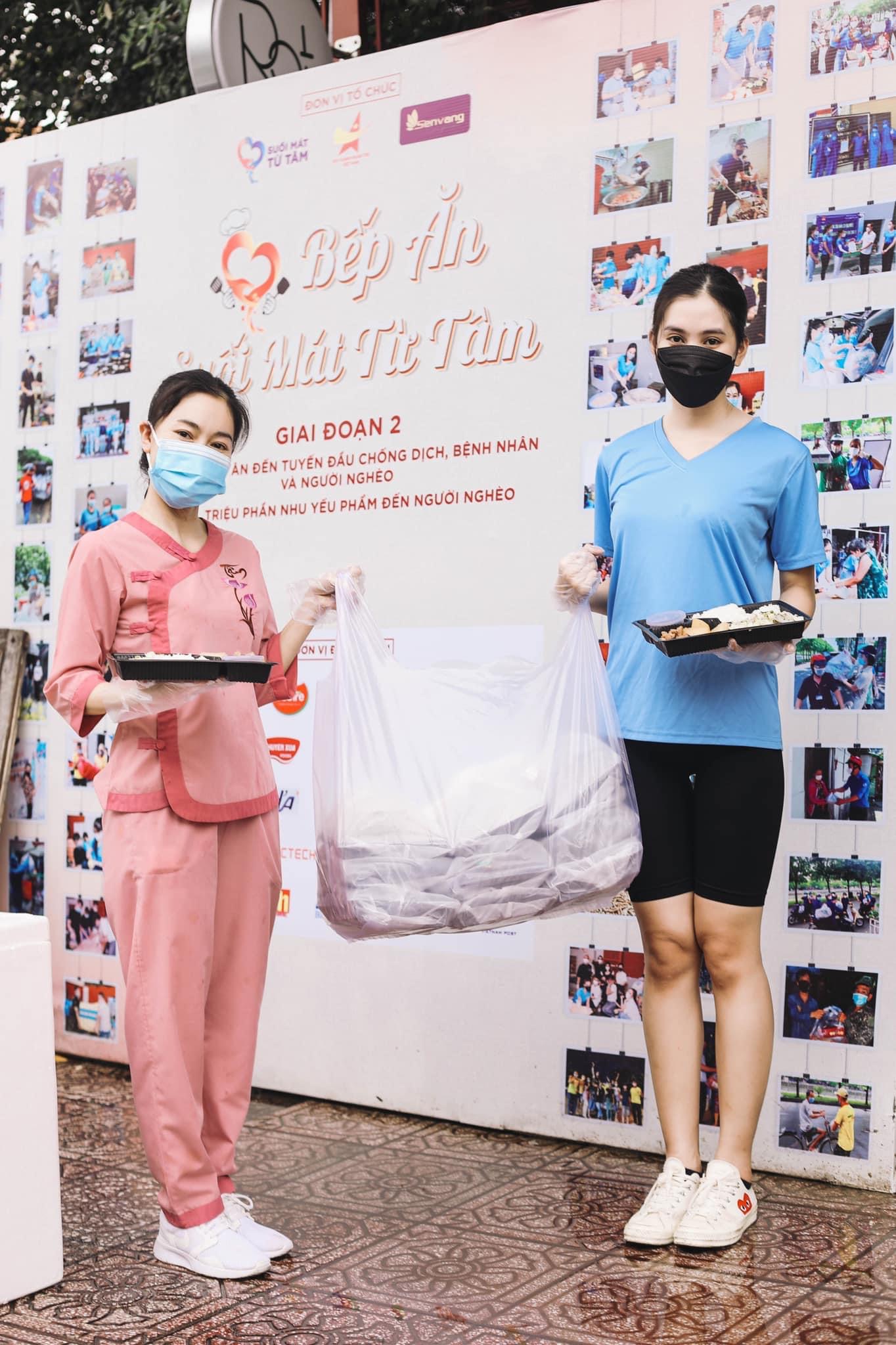 Hoa hậu Tiểu Vy (phải) tham gia bếp ăn từ thiện suốt nhiều tháng qua