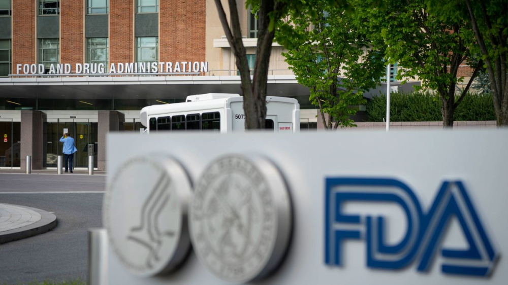 Hai lãnh đạo cấp cao về vắc xin của FDA đã từ chức khi cơ quan này phải đối mặt với quyết định về tiêm mũi vắc xin tăng cường - Ảnh: CNN