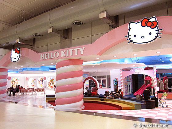  Nhưng đặc điểm chính của nơi này và là điểm thu hút trẻ em từ khắp nơi trên thế giới là gian hàng Hello Kitty.