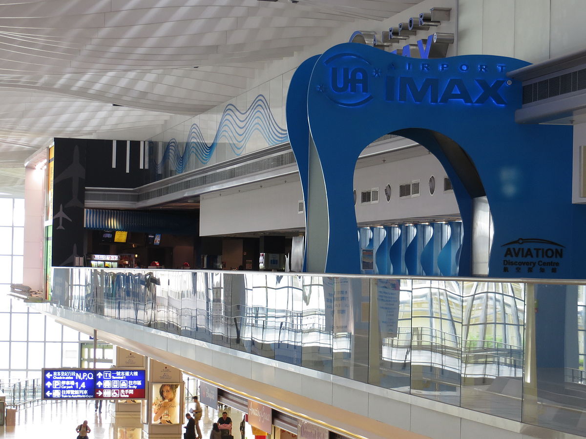  Nhưng tính năng chính là UA IMAX Theater. Rạp chiếu phim này có màn hình lớn nhất Hong Kong và hội trường 350 chỗ ngồi, chiếu phim cả 2D và 3D. Giá vé khoảng $ 10.
