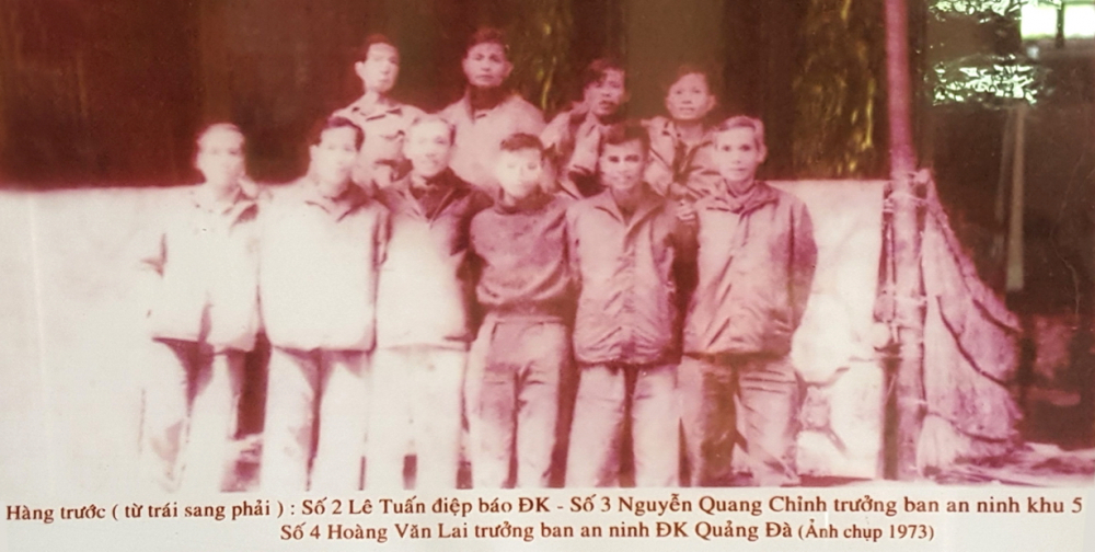Ông Dương Tuấn Phẩm (Lê Tuấn, hàng trước, thứ hai từ trái qua) cùng đồng đội tại đặc khu Quảng Đà năm 1973 - ẢNH NHÂN VẬT CUNG CẤP