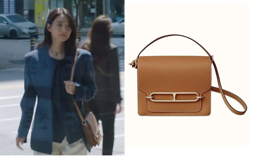 Bên cạnh những chiếc túi cỡ vừa, nữ diễn viên còn khá yêu thích túi cỡ nhỏ khi sử dụng sản phẩm Hermès Roulis Mini, có giá đắt đỏ lên tới 7.150 (hơn 160 triệu đồng). Hình dáng vuông vắn cùng màu nâu caramel thời thượng càng tôn lên vẻ ngoài nữ tính của Shin Min Ah.