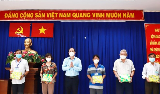 Phó Bí thư Thành ủy TPHCM Nguyễn Hồ Hải đặc biệt thông cảm với những người vác tù và hàng tổng tại các khu dân cư phải nỗ lực và chịu nhiều áp lực để hỗ trợ người dân trong giai đoạn khó khăn này. Ảnh: Mỹ Duyên.