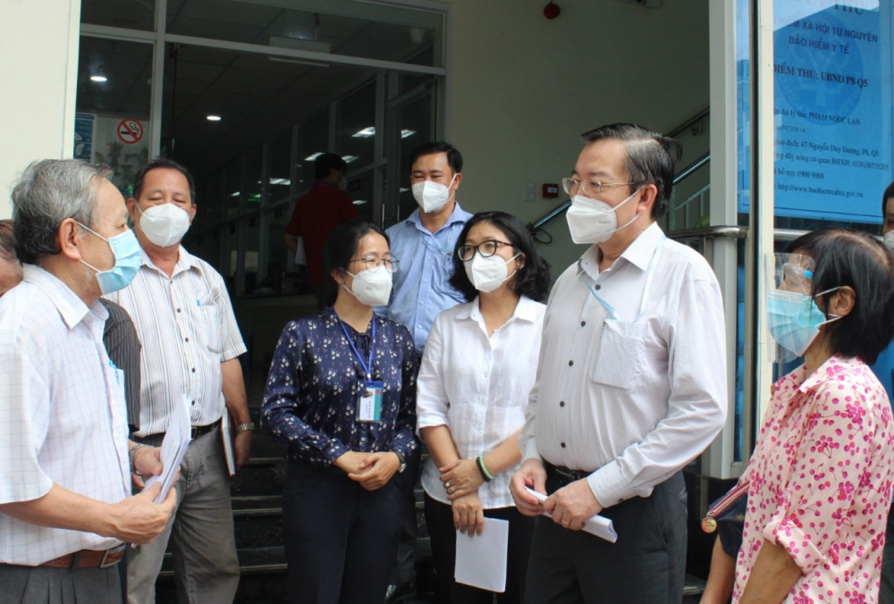 Phó trưởng Ban Tuyên giáo Thành ủy TPHCM Lê Hồng Sơn thăm hỏi đại diện các Tổ Covid cộng đồng trên địa bàn phường 8, quận 5.