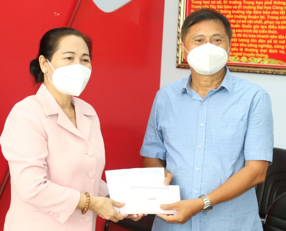 Chủ tịch HĐND TPHCM Nguyễn Thị Lệ trao quà động viên lực lượng trực tiếp tham gia phòng chống dịch tại cơ sở.