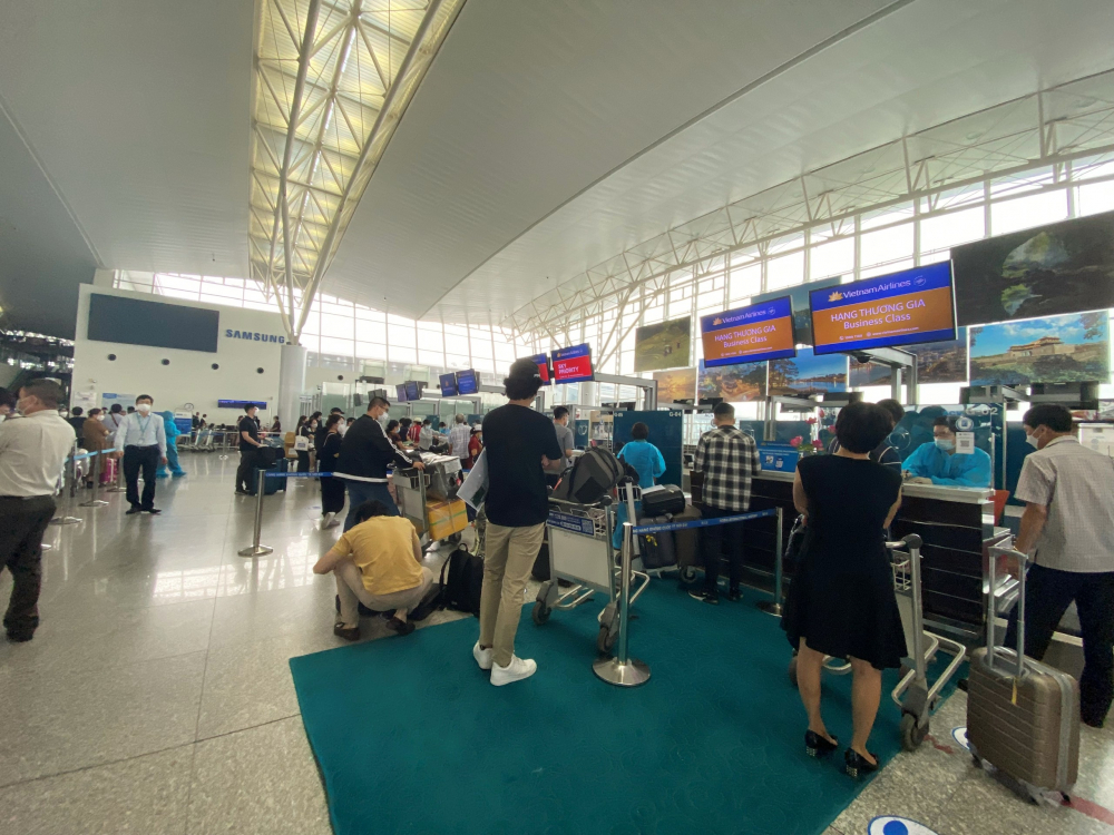 Hành khách làm thủ tục để bay sang London (Anh) tại  sân  bay  Nội  Bài. Ảnh: VNA