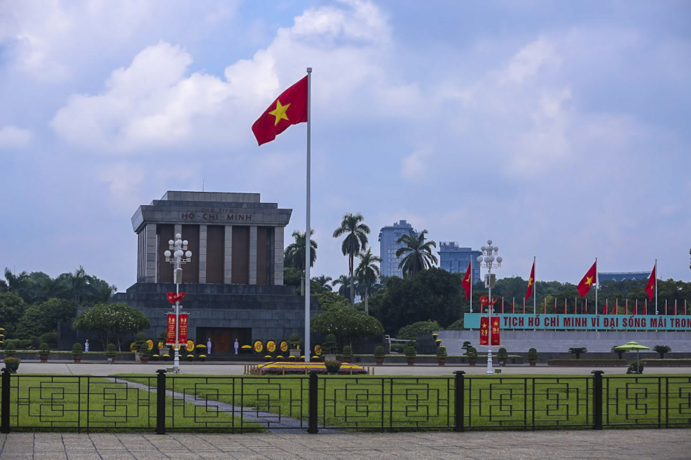 Lá cờ đỏ sao vàng tung bay trước Lăng Chủ Tịch Hồ Chí Minh.