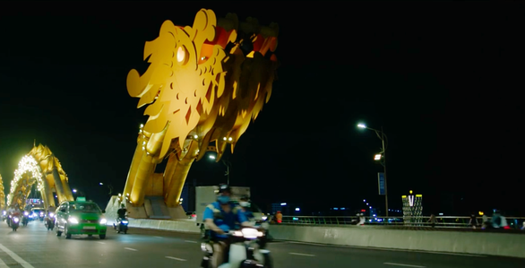 Hình ảnh cầu Rồng, Đà Nẵng xuất hiện trên phim The Protégé.