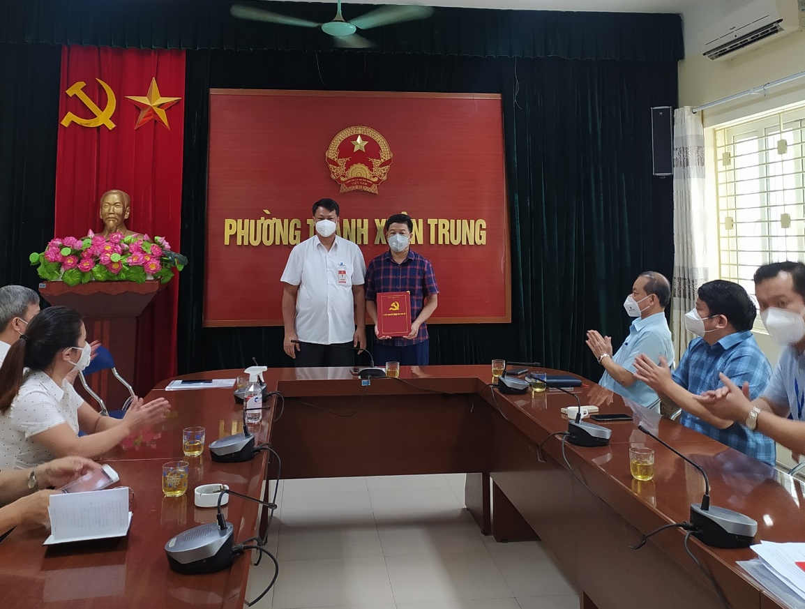 Ông Nguyễn Xuân Hải- Phó chủ tịch Ủy ban Mặt trận tổ quốc Việt Nam quận Thanh Xuân được điều động giữ chức Bí thư Đảng uỷ phường Thanh Xuân Trung.