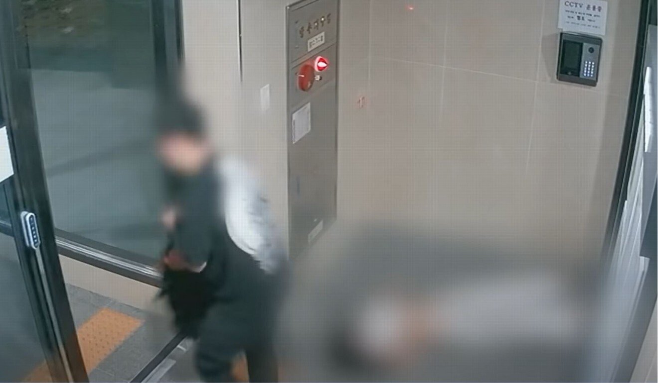 Hình ảnh từ camera cho thấy Hwang Ye-jin (phải) bất tỉnh trên sàn nhà sau khi bị kẻ tấn công lôi ra khỏi thang máy