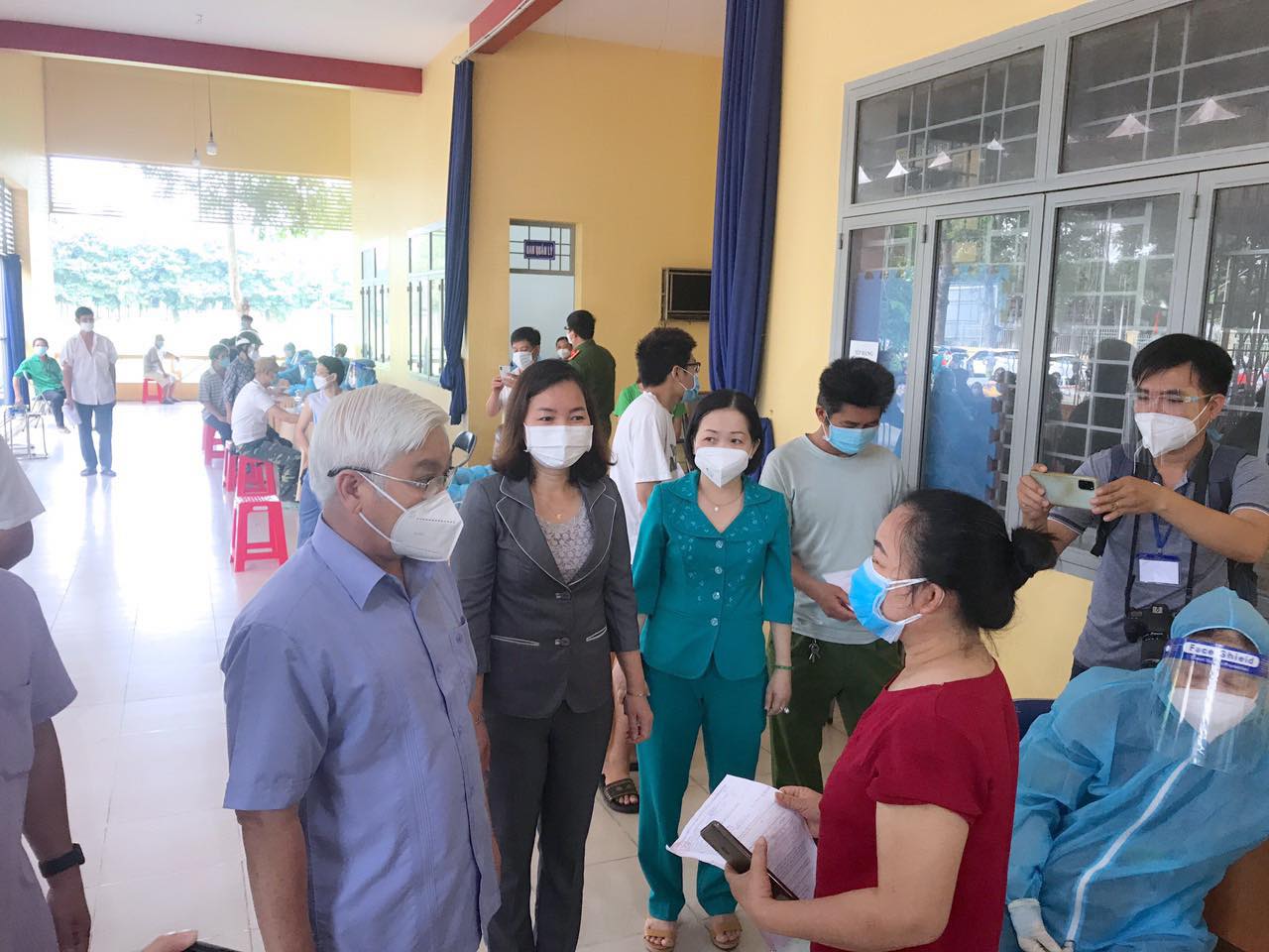 Ông Nguyễn Văn Lợi-Bí thư Tỉnh uỷ Bình Dương thăm hỏi và động viên người dân tới tiêm vắc xin