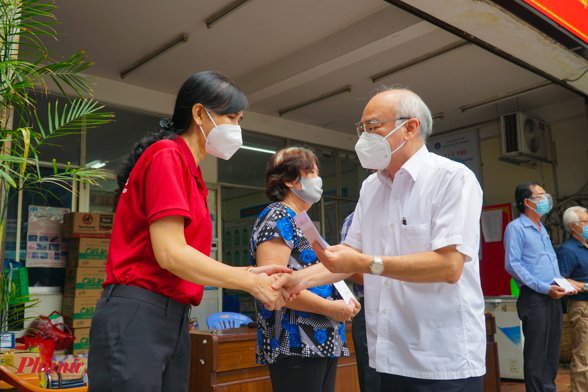 Ông Phan Nguyên Như Khuê động viên tinh thần lực lượng khu phố khi luôn phải bám sát địa bàn