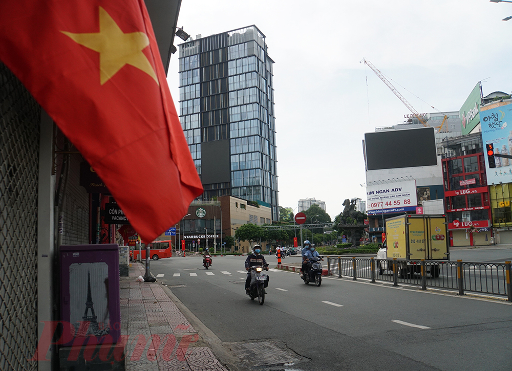 Tại các nẻo đường của Thành phố, cờ đỏ sao vàng tung bay trước đó, báo hiệu sự mới mẻ, căng tràn hy vọng TPHCM sẽ sớm chiến thắng dịch COVID-19