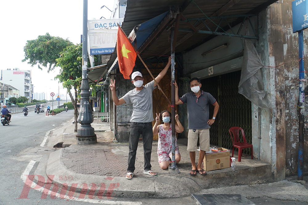 Cô Huỳnh Thị Được (58 tuổi) cho biết do Thành phố đang thực hiện Chỉ thị 16 phòng, chống COVID-19 nên mấy hôm nay cô chưa mua được lá cờ mới, Cờ Việt Nam, dù cũ hay mới cũng rực lửa chiến thắng trong tim người dân Việt. Tôi tin hôm nay ở khắp nẻo đường của TPHCM cờ đỏ sao vàng sẽ rực rỡ lắm. Màu đỏ cũng là màu chiến thắng, Việt Nam sẽ sớm đẩy lùi dịch bệnh mà thôi, cô Được nói.