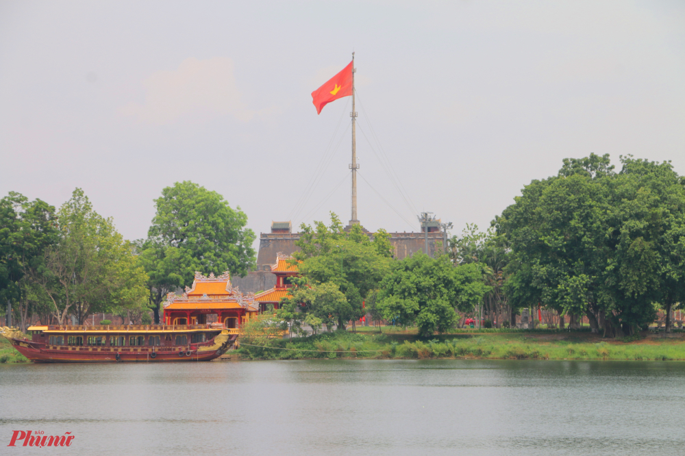 Nhìn từ bờ nam sông Hương lá cờ trên Kỳ Đài Huế vẫn tung bay phất phới giữ ngày Thu ý nghĩa của xứ Huế