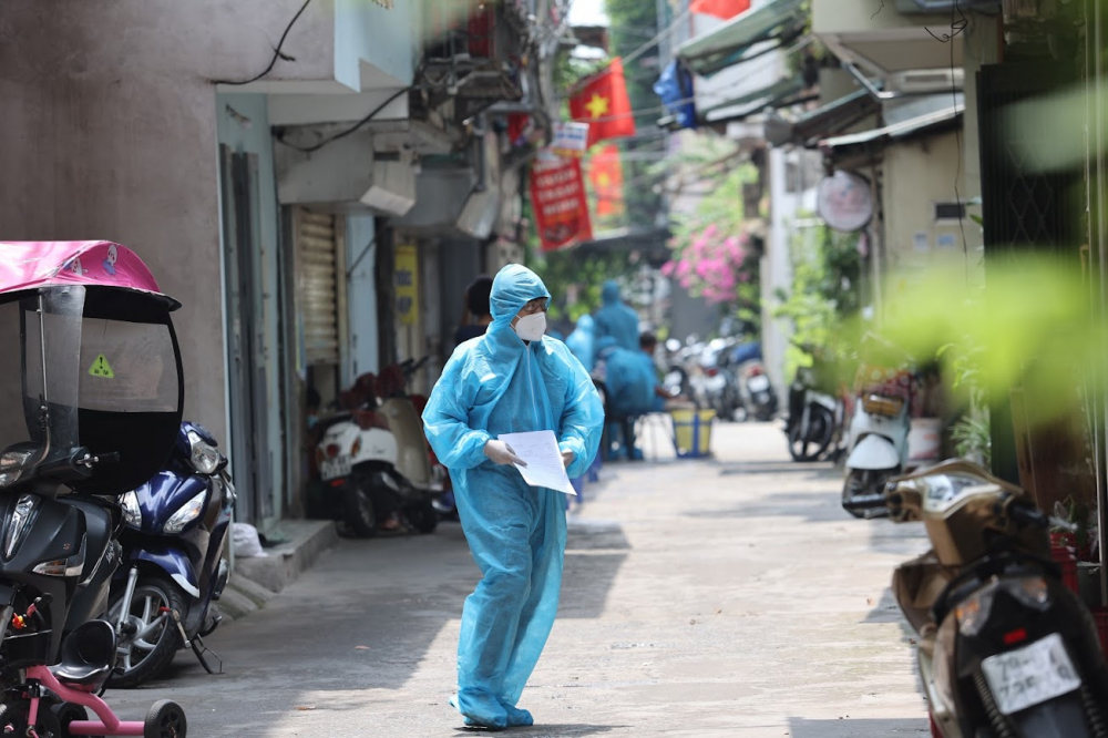 Ông Khuyến cho biết thêm: “Dự kiến trong hôm nay sẽ lấy xong mẫu xét nghiệm cho tất cả hơn 4.000 người dân sinh sống tại đây. Trên tinh thần truy vết thần tốc, chúng tôi xác định kể cả phải làm đến đêm cũng phải lấy xong mẫu xét nghiệm những người liên quan trong hôm nay.