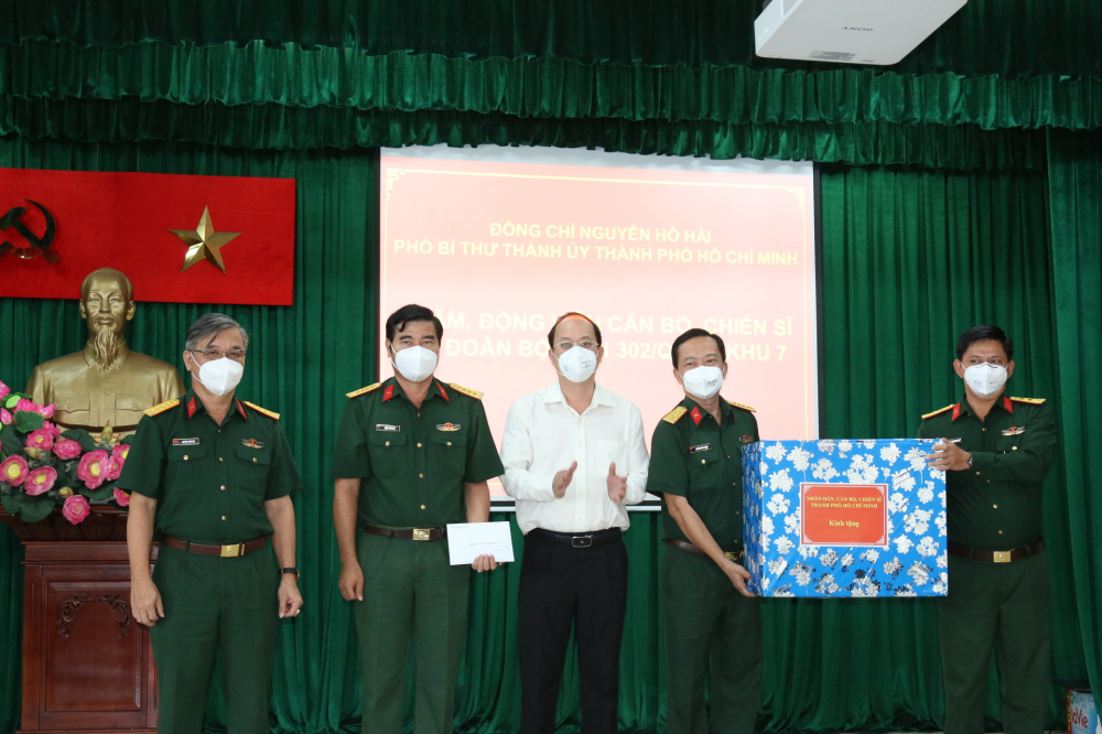 Phó Bí thư Thành ủy TPHCM Nguyễn Hồ Hải tặng quà động viên lực lượng quân đội hỗ trợ quận 10 chống dịch.