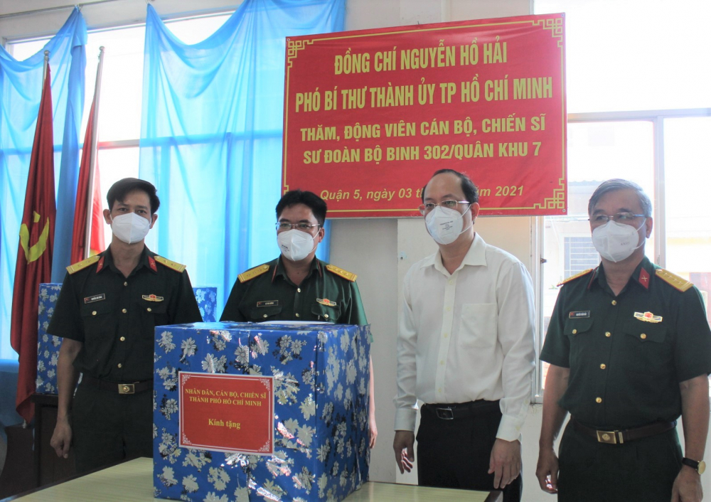 Thay mặt lãnh đạo và nhân dân TPHCM, Phó Bí thư Thành ủy TPHCM Nguyễn Hồ Hải thăm hỏi, tặng quà động viên lực lượng quân đội được tăng cường hỗ trợ chống dịch trên địa bàn quận 5.