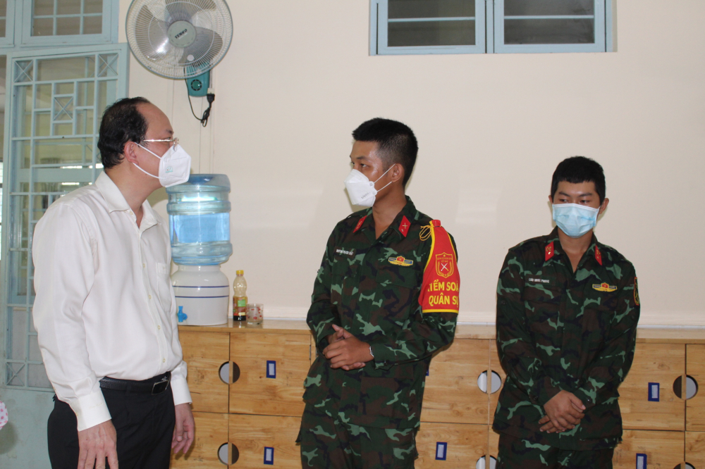Phó Bí thư Thành ủy TPHCM Nguyễn Hồ Hải hỏi thăm công tác hỗ trợ trực chốt của các chiến sĩ tại quận 8.