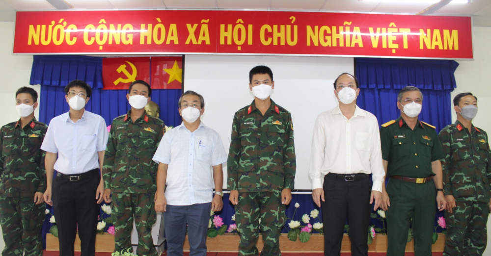 Lãnh đạo TPHCM và lãnh đạo quận 8 chụp ảnh lưu niệm với các chiến sĩ được tăng cường hỗ trợ quận 8 chống dịch.