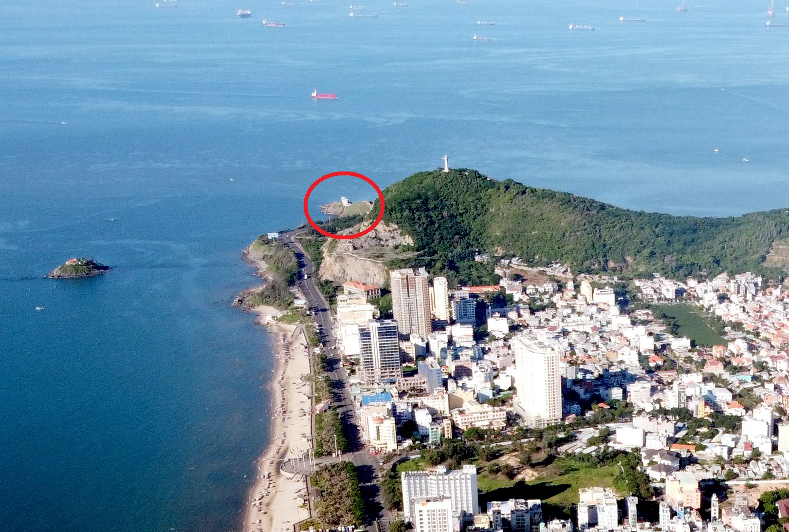 Khu vực Mũi Nghinh Phong (trong vòng tròn đỏ) nằm giữa trên cung đường du lịch ven biển nổi tiếng nhất của TP Vũng Tàu 